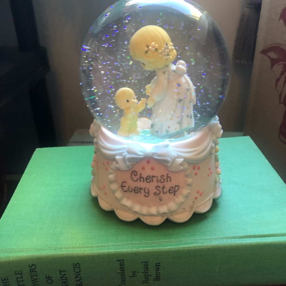 PRECIOUS MOMENTS snow globe